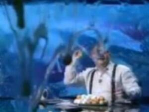 الاعلامي المصري ابراهيم عيسى يلقي البيض على الكاميرا 