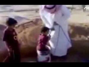 اب يحاول انزال ابنه بالبير بالسعودية يثير الجدل