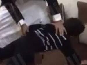 سعودي يعنف ابناءه الخمسة جسدياً يثير موجة من الجدل