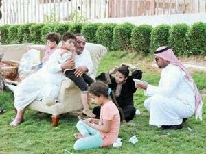 اسرة سعودية تسكن حديقة