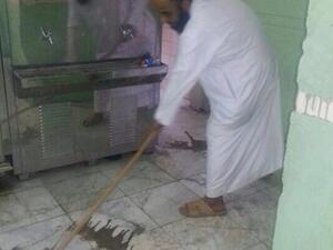 وكيل مدرسة في مكة ينظف دورات المياه لغياب العمالة