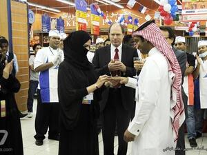 سعودي يعقد قرانه على زميلته بكارفور سعودي يعقد قرانه على زميلته بكارفور