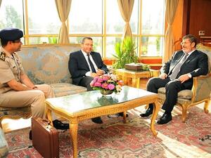 الصورة الأخيرة لمرسي مع السيسي قبل الانقلاب بأيام - أرشيف