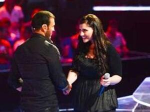 المتسابقة السورية نور عرقسوسي مع الفنان كاظم الساهر المتسابقة السورية نور عرقسوسي مع الفنان كاظم الساهر