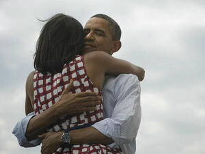 اوباما يعانق زوجته فرحا بعد فوزه بولاية ثانية في الانتخايات الامريكية اوباما يعانق زوجته فرحا بعد فوزه بولاية ثانية في الانتخايات الامريكية