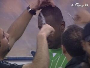 حكم سعودي يحاول حلق شعر لاعب لاعتراضه على قصة شعره حكم سعودي يحاول حلق شعر لاعب لاعتراضه على قصة شعره