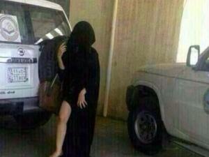 صورة لسعودية وهي تكشف جزء من جسدها بالقرب من سيارات الهيئة