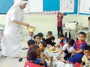 معلم يكافئ طلابه بوجبة غداء