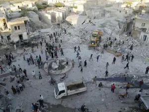 يحاول الأهالي إصلاح ما يمكن إصلاحه من البيوت بدلا من الخيام - أرشيف