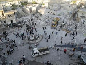 يحاول الأهالي إصلاح ما يمكن إصلاحه من البيوت بدلا من الخيام - أرشيف