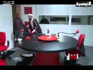 ردة فعل شيخ تونسي في كاميرا خفية الزلزال.