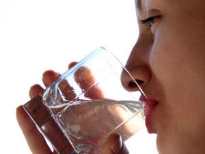 هاشتاغ ساخر على تويتر بعنوان "رأيك في البنت اللي بتشرب ماء"!