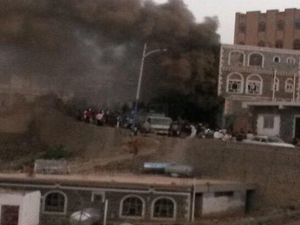 حريق ضخم يلتهم مخزنا للمواد الإغاثية في مدينة حجة