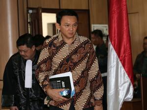 Jakarta Governor Basuki Tjahaja Purnama (2nd L), popularly known as "Ahok", arrives at the court room before his trial for blasphemy at the North Jakarta District Court in Jakarta on December 13, 2016. (AFP/Safir Makki)
