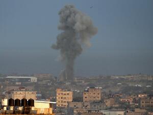 Smoke billows following an Israeli air strike around the southern Gaza Strip. (SAID KHATIB / AFP)