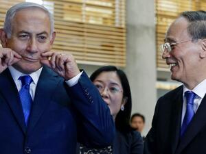 Chinese Vice President Wang Qishan (R) laughs as Israeli Prime Minister Benjamin Netanyahu (L) makes a face during their tour of the Israeli Innovation Summit in Jerusalem on October 24, 2018. (AFP/File)