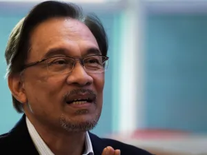 Anwar Ibrahim takes his oath as a Member of Parliament during the swearing-in ceremony at the Parliament House in Kuala Lumpur, Malaysia on October 15, 2018. (AFP/File)