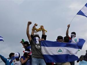 Anti-government demonstrators hold a protest demanding that Nicaraguan President Daniel Ortega and his wife, Vice President Rosario Murillo, step down, in Managua, Nicaragua, May 26, 2018. (AFP)