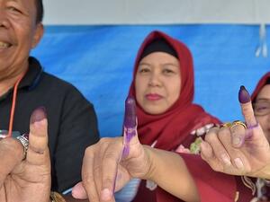 Indonesian people show their inked fingers after casting their ballots during regional elections in Tangerang, Banten on June 27, 2018. (AFP/ File Photo)