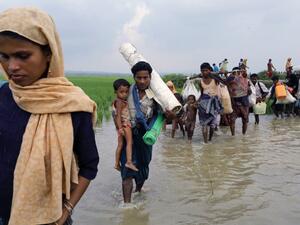 Rohingya refugees from Myanmar's Rakhine state arrive near the Khanchon border crossing near the Bangladeshi town of Teknaf on September 5, 2017 (AFP)