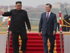 South Korean President Moon Jae-in welcomed by North Korean Leader Kim Jong Un. (AFP/ File)
