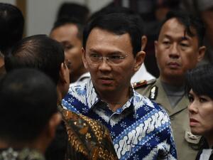 Jakarta's Christian governor Basuki Tjahaja Purnama (C), popularly known as Ahok, speaks to his lawyers after judges delivered their sentence during the verdict in his blasphemy trial in Jakarta on May 9, 2017. (AFP/Bay Ismoyo)
