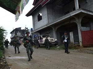 Philippine marines patrol a neighbourhood during a search for Islamist militants in Marawi on the southern island of Mindanao on May 29, 2017. (Ted Aljibe/AFP)
