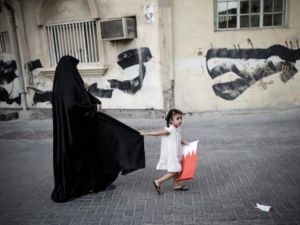 طفلة بحرينية تحمل العلم الوطني خلال تظاهرة ضد الحكومة/أ.ف.ب