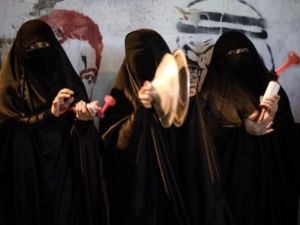  استخدمت قوات الأمن البحرينية الهراوات والغاز المسيل للدموع ورذاذ الفلفل الحار