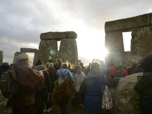 Summer Solstice sunrise at Stonehenge is breathtaking (Twitter)