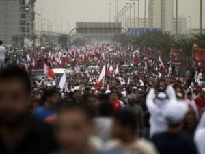 حشود من المحتجين تسير باتجاه دوار اللؤلؤة في المنامة