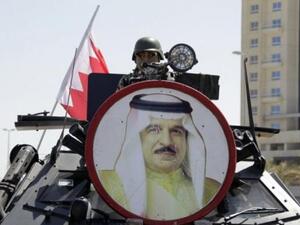 جندي على ظهر مدرعة في البحرين