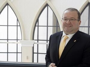 إيمان ابيلا مديرًا لخدمات الغذاء والمشروبات.