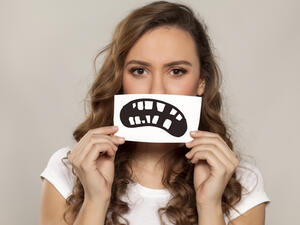 يعد المظهر الجمالي للأسنان بالإضافة إلى سلامتها وصحتها أمرًا بالغ الأهمية