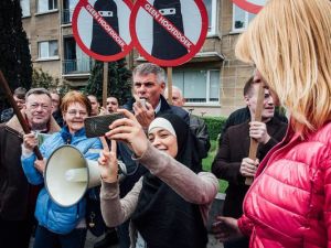 Far-right protesters in Belgium didn't know how to react when a young woman wearing a hijab approached them to take a selfie. (Twitter/Jurgen Augusteyns)