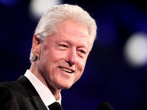 شوهد  يتفحص جسم الفنانة أريانا غراندي (25 عاما)،