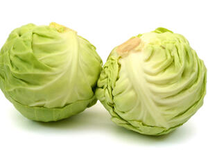 الكرنب أحد الخضروات الورقية الخضراء التي تحمل العديد من الفوائد الصحية

