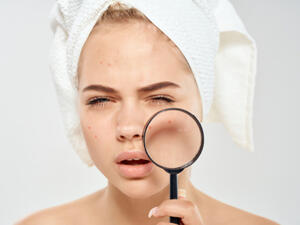 يؤدّي دهن الوجه يومياً من ماء الورد الطبيعي إلى إزالة البقع الداكنة عن الوجه