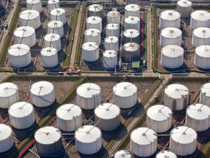 In spite of the fifth largest natural gas reserves in the world, Saudi Arabia does not produce sufficient gas for power generation and for its vast petrochemical industry. (Shutterstock)