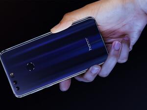 Honor 8 Users can access Twitter by double clicking the smart key, which has been incorporated into its 3D fingerprint sensor for slick functionality. (YouTube)