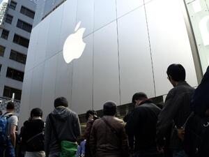 Lines in Dubai mirrored those in Tokyo, as expectant customers waited for the opening of the Apple store, March 31, 2016. (AFP/Kazuhiro Nogi)