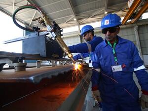 Employees work at the Siba oil field from Egypt's state-owned Petrojet in southern Iraq, 30 kilometers south of Basra, on February 5, 2016. (AFP/Haidar Mohammed Ali)
