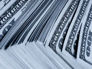 The Iraqi government is seeking to lower its international borrowing costs after the country was badly hit by the slump in oil prices. (Shutterstock)