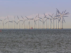 The objective of the Hywind pilot farm is to demonstrate cost efficient and low risk solutions for future commercial-scale floating wind farms. (Shutterstock)