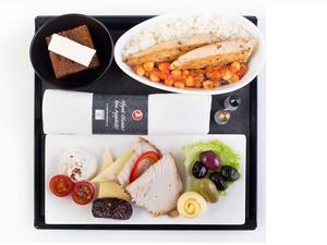 وجبات رمضانية طازجة يتم تحضيرها على يد أمهر الطهاة للمسافرين خلال وقت الإفطار والسحور على متن طائراتها