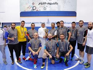 صورة جماعية للفريق الفائز مع سعادة الرئيس التنفيذي