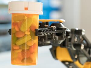 يراقب الروبوت القادر على فحص وتصوير الرفوف كذلك تطبيق معايير تخزين الأدوية