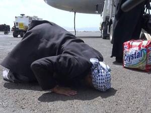 يقبل تراب الوطن