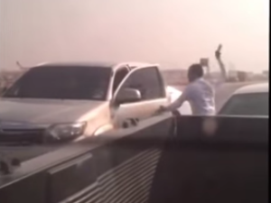 شاب يعتدي بالساطور