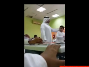 مدرس يضرب طالب في الامارات
